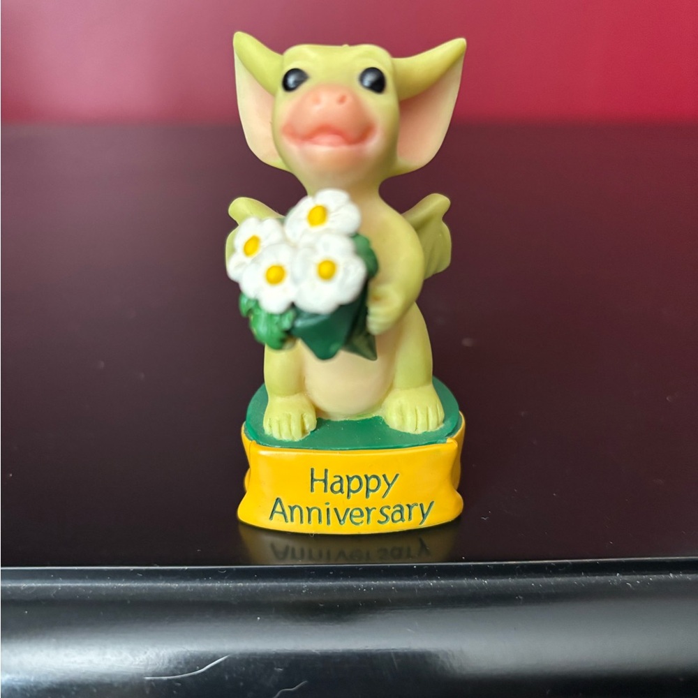 Pocket Dragon Happy Anniversary Figurine